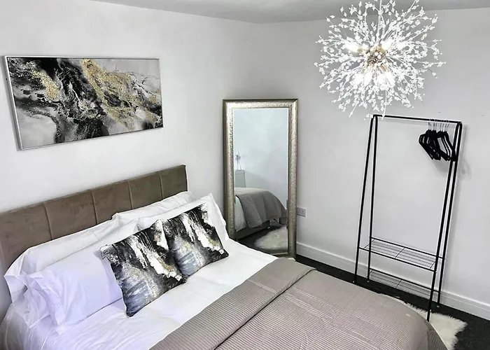 Luxury 2-Bed Apartment Lindley Huddersfield